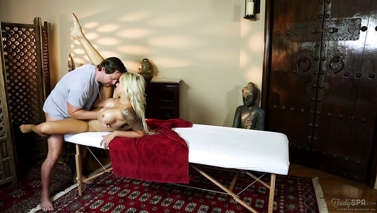 Горячая мамочка изучает курсы массажа что бы попробовать его на сыне