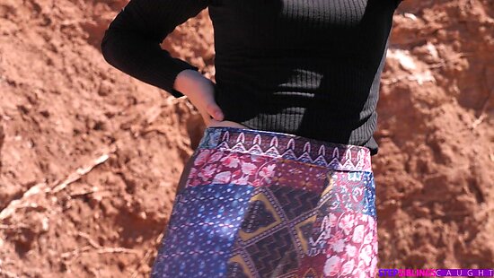 Зрелый мужик изменяет своей жене, трахаясь втихаря с ее молоденькой и очень похотливой дочуркой