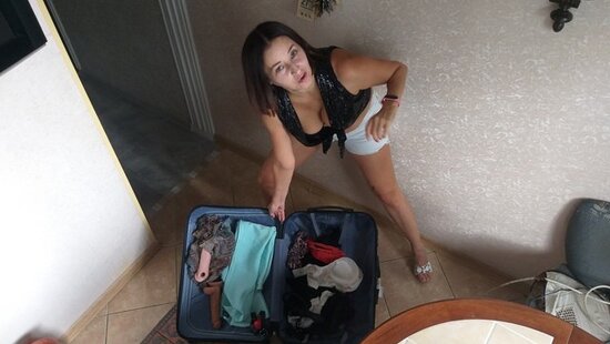 Сын нашел у мамки резиновый член и предложил ей свой горячий пенис для наслаждения, трахнув ее в тугой анал на столе