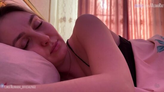 Сын трахает мамашу с натуральными буферами ночью